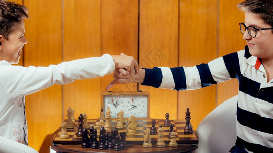 小朋友下棋玩得开心完之后握手图片
