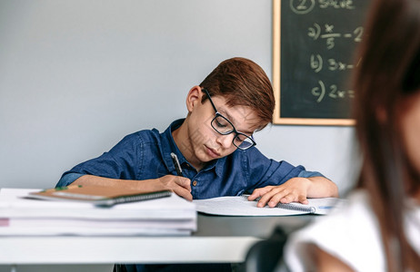 男孩在学校写笔记本图片