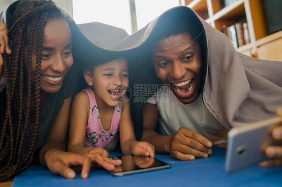 一个家庭在家时用手机拍自图片