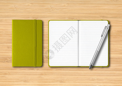 橄榄绿的封闭式和开放式线条笔记本带钢笔在木制背景上孤立的模型橄榄绿的封闭式和开放式笔记本木制背景上有一支笔图片