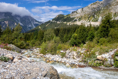 瓦诺伊州公园阿尔卑斯山谷萨沃伊法国阿尔卑斯山法国阿尔卑斯州瓦诺伊公园山谷图片