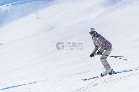 女滑雪图片