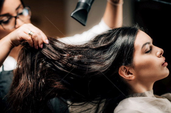 美容院的女青年发干头理机女人和头发图片