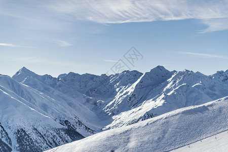 山峰滑雪胜地图片