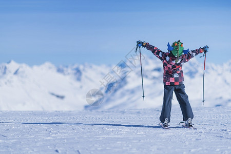儿童在滑雪胜地上享受开放的双臂图片