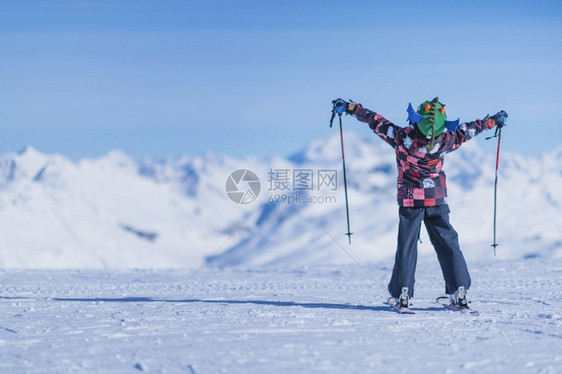 儿童在滑雪胜地上享受开放的双臂图片