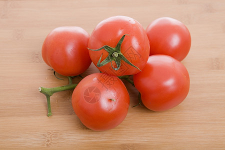 木制桌上的新鲜红番茄图片