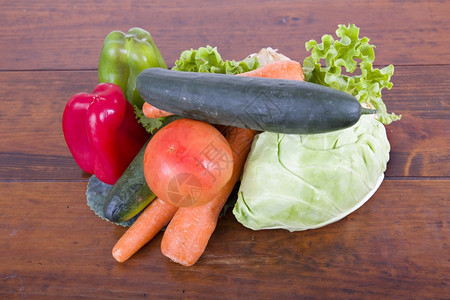 木制桌上的新鲜蔬菜图片