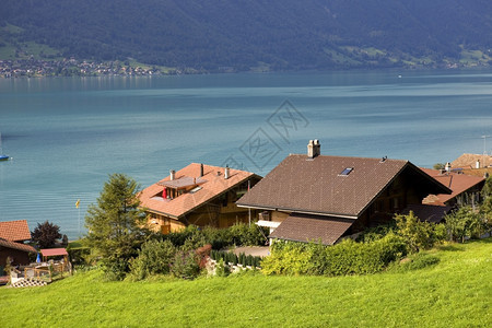 在瑞士湖和山边的木屋图片