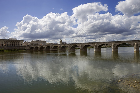 法兰西罗瓦河的古老沙穆尔大桥图片
