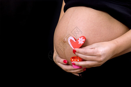 年轻孕妇肚子黑人背景图片