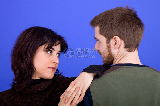 年轻夫妇在蓝色背景下图片