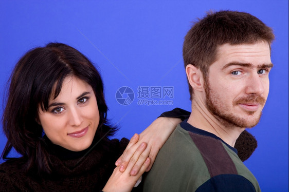 年轻夫妇在蓝色背景上图片