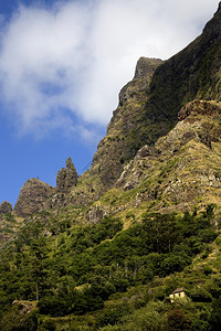 在马吉拉岛的山上有一座小屋图片