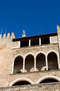 在PalmdeMlcor西班牙的Mlcor大教堂的一部分图片