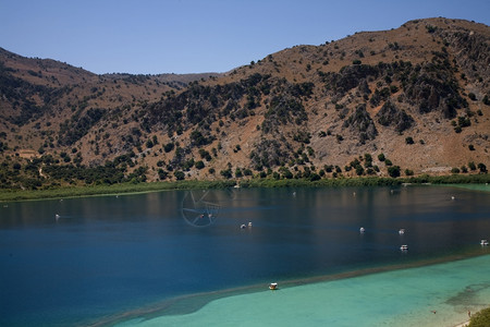 著名的kournas湖在山上希腊群岛的克里特图片