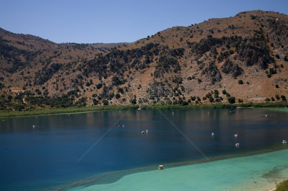 著名的kournas湖在山上希腊群岛的克里特图片