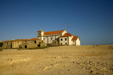 数百年的礼拜场所废墟中从海边看寺庙图片