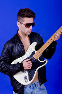 蓝背景的吉他手图片