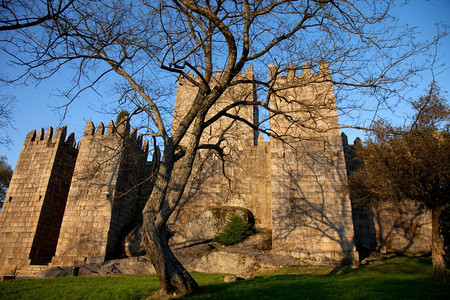吉马拉斯城堡是第一个葡萄牙国王的故乡是赫尼克斯的故乡这里是波鲁古尔诞生的地方吉马拉斯位于该国北部图片