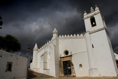 在Portugal以南MedoaAentjo的旧白教堂图片