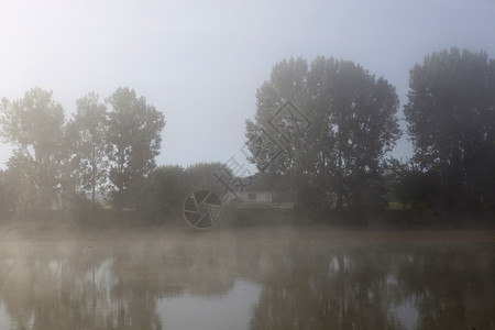法兰西罗瓦河的晨雾图片