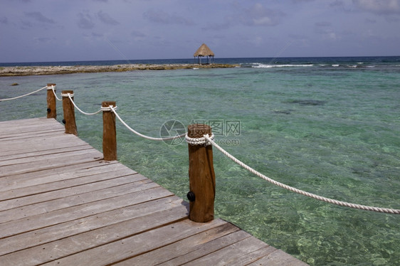 在墨西哥Yucatn半岛的criben海的木头码图片