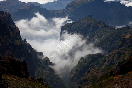 峰会背景板山的马西拉岛云层之上的在比科多伊罗和鲁沃背景