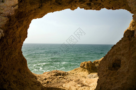 洞穴在阿尔加夫海岸的洞穴中在波尔格勒以南图片