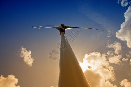 现代白色风力涡轮机或制造能源的风力磨机图片