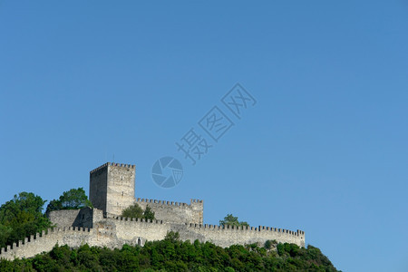 在山顶的古列里亚城堡图片