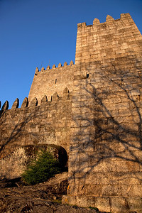 吉马拉斯城堡是第一个葡萄牙国王的故乡是赫尼克斯的故乡这里是波鲁古尔诞生的地方吉马拉斯位于该国北部背景图片