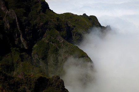 山的马西拉岛云层之上的在比科多伊罗和鲁沃图片