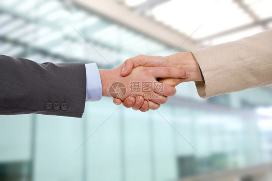 男商人在办公室握手图片