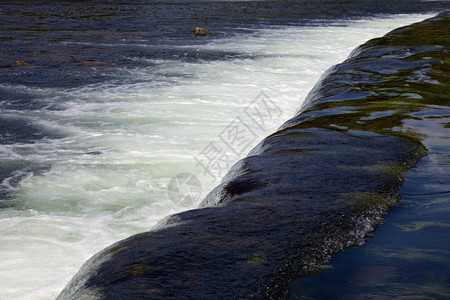 位于葡萄牙公园的河流瀑布图片