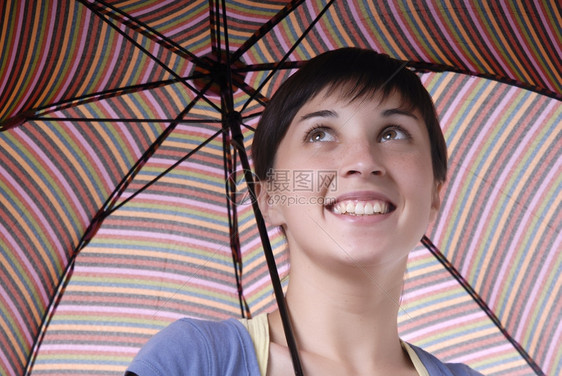 带着彩色雨伞的黑发女孩图片