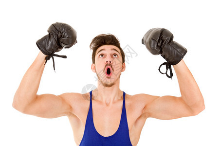 男人用黑色拳击手套孤立在白色背景图片