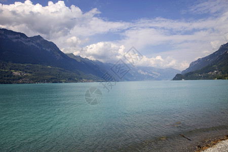 从瑞士的Iseltwad观测到的jungfra地区的阿尔卑斯山湖brienz图片