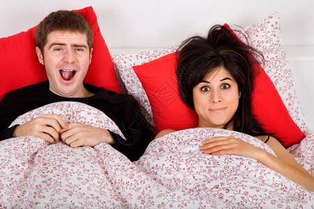 床上的年轻夫妇背景图片