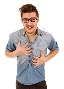 年轻无故男子胸口疼痛孤立在白色背景上图片