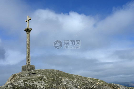 在西班牙海岸的岩石交叉处图片