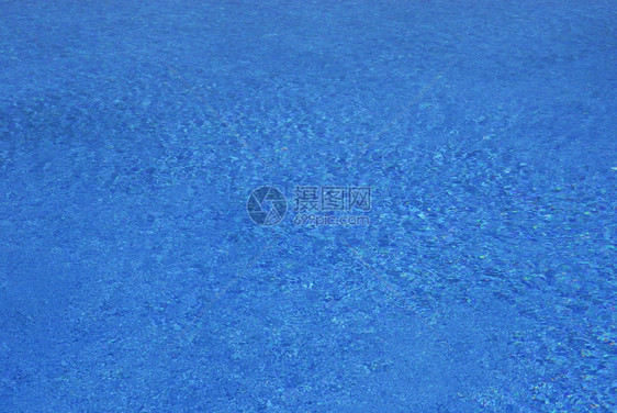 游泳池中的蓝水细节图片