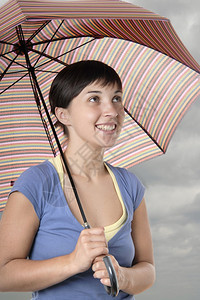 带着彩色雨伞的黑发女孩图片