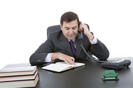 工作上的年轻执行官在办公桌和电话交谈孤立在白种背景上图片