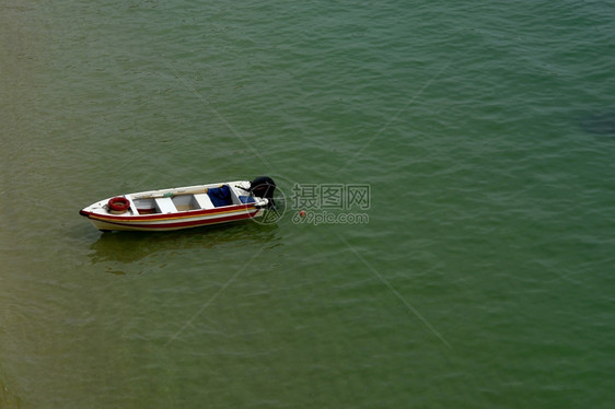 绿色海洋水域的小型轮装船图片