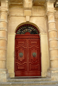 古老的门在麦尔塔岛的教堂里图片