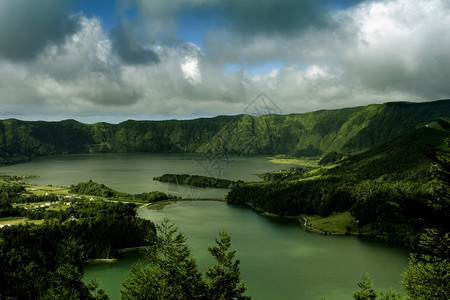 SMigel岛Portugal岛和SMigel岛的山丘湖图片