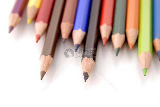 彩色铅笔对齐并隔离在白色上聚焦于中间部分图片
