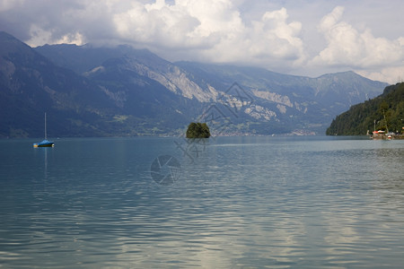 从瑞士的Iseltwad观测到的jungfra地区的阿尔卑斯山湖brienz图片