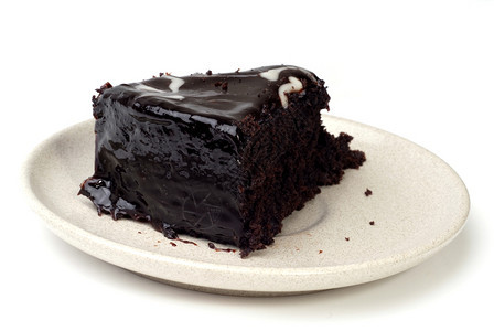 片巧克力蛋糕孤立在白色上图片